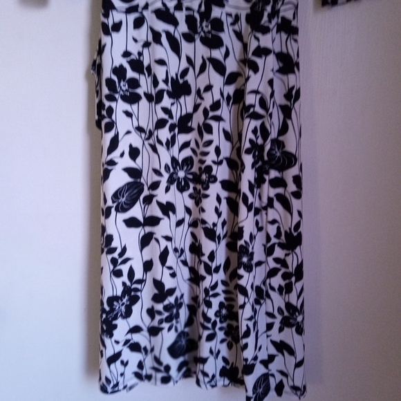 Bisou Bisou Michelle Bohbot black & white floral wrap midi dress size 4 NWOT - Picture 6 of 8